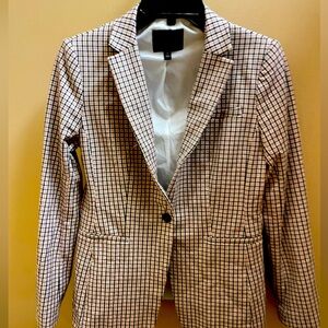 Gently used Banana Republic size 4 long and lean fit blazer,not a short crop..